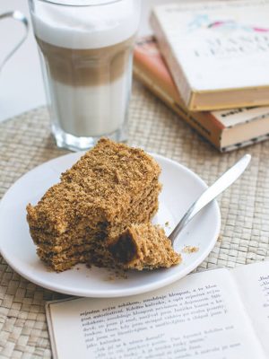foodiesfeed.com_traditional-czech-honey-cake-caffee-latte.jpg